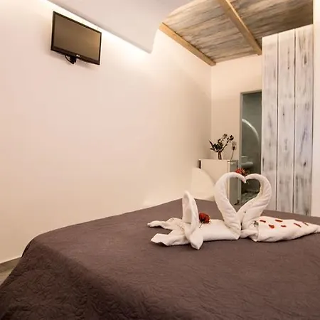 Gianna Penzion Fira (Santorini)