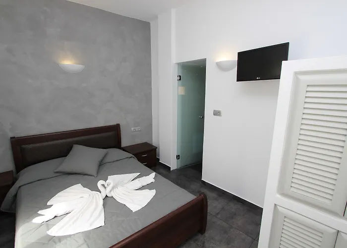 Gianna Konukevi Fira (Santorini)