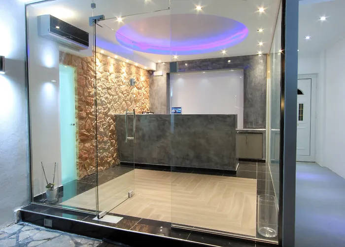 Gianna Konukevi Fira (Santorini)