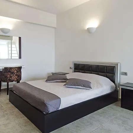 Gianna 3* Fira (Santorini)